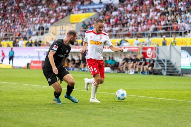 30 08 2024, Soccer, GER, Season, 2 Liga, Season 2024 2025, SSV Jahn Regensburg Spvgg Greuther Fürth Andreas Geipl SSV Jahn on the ball against Simon Asta DFL REGULATIONS PROHIBIT ANY USE OF PHOTOGRAPHS AS IMAGE SEQUENCES AND OR QUASI VIDEO Regensburg Bavaria Germany Jahnstadion Regensburg