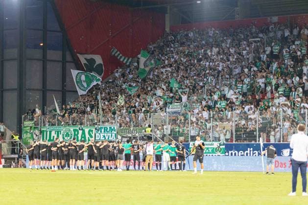 30 08 2024, Soccer, GER, Season, 2 Liga, Season 2024 2025, SSV Jahn Regensburg Spvgg Greuther Fürth The Fürth players celebrate the victory with the accompanying supporters DFL REGULATIONS PROHIBIT ANY USE OF PHOTOGRAPHS AS IMAGE SEQUENCES AND OR QUASI VIDEO Regensburg Bavaria Germany Jahnstadion Regensburg