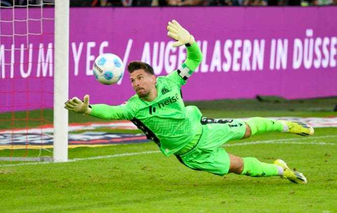 Merkur Spielarena Düsseldorf 30 8 2024, 2 Soccer Bundesliga Season 2024 25 4 Matchday, Fortuna Düsseldorf F95 vs Hannover 96 H96 Goalkeeper Ron Robert Zieler H96 scoring 1 0