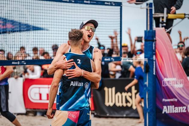 Beach volleyball men Allianz German Beach Tour German Beach Volleyball Championship 2024 30 08 2024 Momme Lorenz on the right hugs Eric Stadie on the left Timmendorfer Strand Ahmann Hager Arena Schleswig Holstein Germany