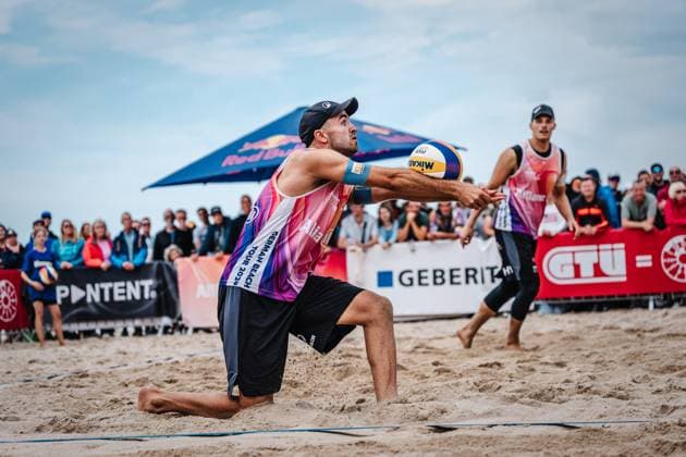 Beach volleyball men Allianz German Beach Tour German Beach Volleyball Championship 2024 30 08 2024 Tilo Rietschel takes the ball Timmendorfer Strand Ahmann Hager Arena Schleswig Holstein Germany