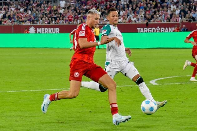 Penalty area scene Goal chance by Jona Niemiec Duesseldorf 18 li Bartloiej Wdowik Hannover 17 30 08 2024 Soccer Fortuna Duesseldorf vs Hannover 96, Merkur Spiel Arena, Duesseldorf, DFB DFL REGULATIONS PROHIBIT ANY USE OF PHOTOGRAPHS AS IMAGE SEQUENCES AND OR QUASI VIDEO NRW Germany Copyright: xpepphotox xHorstxMauelshagenx pep00321, pep_20240830_hm