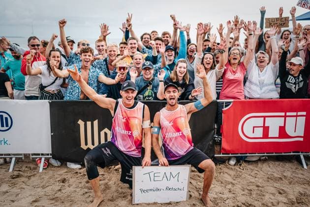 Beach volleyball men Allianz German Beach Tour German Beach Volleyball Championship 2024 30 08 2024 f l , Richard Peemüller and Tilo Rietschel pose with the fans Timmendorfer Strand Ahmann Hager Arena Schleswig Holstein Germany