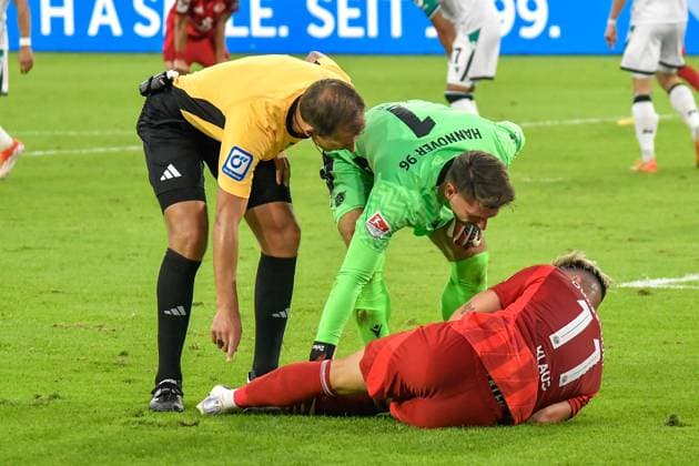 Felix Klaus Duesseldorf 11 injured on the ground Florian Heft SR li Ron Robert Zieler Hannover 1 mi 30 08 2024 Soccer Fortuna Duesseldorf vs Hannover 96, Merkur Spiel Arena, Duesseldorf, DFB DFL REGULATIONS PROHIBIT ANY USE OF PHOTOGRAPHS AS IMAGE SEQUENCES AND OR QUASI VIDEO NRW Germany Copyright: xpepphotox xHorstxMauelshagenx pep00321, pep_20240830_hm