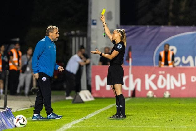 3 Liga 4 Matchday Viktoria Köln F C Hansa Rostock, 30 08 2024 Fabienne Michel Referee, Gau Odernheim with the card for Bernd Hollerbach F C Hansa Rostock, Head Coach 3 Liga 4 Matchday Viktoria Köln F C Hansa Rostock, Sportpark Höhenberg, Cologne, 30 08 2024 DFL DFB REGULATIONS PROHIBIT ANY USE OF PHOTOGRAPHS AS IMAGE SEQUENCES AND OR QUASI VIDEO Copyright: xBEAUTIFULxSPORTS Buriakovx