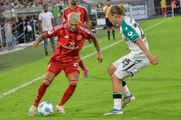 from left in duel Matthias Zimmermann Duesseldorf 25 Lars Gindorf Hannover 25 30 08 2024 Soccer Fortuna Duesseldorf vs Hannover 96, Merkur Spiel Arena, Duesseldorf, DFB DFL REGULATIONS PROHIBIT ANY USE OF PHOTOGRAPHS AS IMAGE SEQUENCES AND OR QUASI VIDEO NRW Germany Copyright: xpepphotox xHorstxMauelshagenx pep00321, pep_20240830_hm