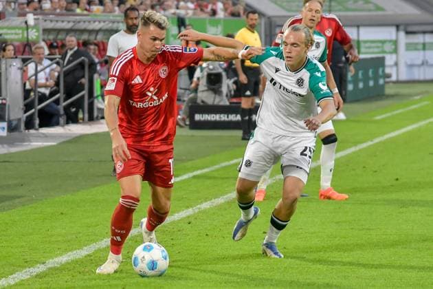 from left in duel Felix Klaus Duesseldorf 11 Lars Gindorf Hannover 25 30 08 2024 Soccer Fortuna Duesseldorf vs Hannover 96, Merkur Spiel Arena, Duesseldorf, DFB DFL REGULATIONS PROHIBIT ANY USE OF PHOTOGRAPHS AS IMAGE SEQUENCES AND OR QUASI VIDEO NRW Germany Copyright: xpepphotox xHorstxMauelshagenx pep00321, pep_20240830_hm