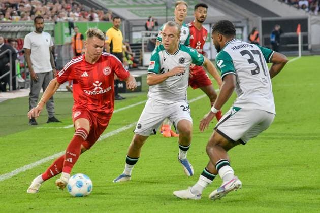 v li fighting for the ball Felix Klaus Duesseldorf 11 Lars Gindorf Hannover 25 Brooklyn Ezeh Hannover 37 30 08 2024 Soccer Fortuna Duesseldorf vs Hannover 96, Merkur Spiel Arena, Duesseldorf, DFB DFL REGULATIONS PROHIBIT ANY USE OF PHOTOGRAPHS AS IMAGE SEQUENCES AND OR QUASI VIDEO NRW Germany Copyright: xpepphotox xHorstxMauelshagenx pep00321, pep_20240830_hm