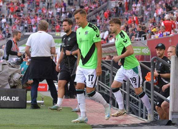 30 08 2024, xblx, Fußball 2 Bundesliga, Fortuna Duesseldorf Hannover 96 emspor, v l Bartloiej Wdowik Hannover 96 , Eric Uhlmann Hannover 96 DFL DFB REGULATIONS PROHIBIT ANY USE OF PHOTOGRAPHS as IMAGE SEQUENCES and or QUASI VIDEO Duesseldorf