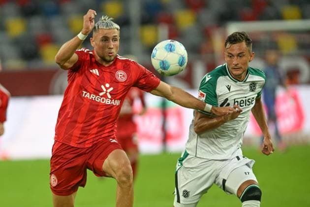 v li fighting for the ball Jona Niemiec Duesseldorf 18 Bartloiej Wdowik Hannover 17 30 08 2024 Soccer Fortuna Duesseldorf vs Hannover 96, Merkur Spiel Arena, Duesseldorf, DFB DFL REGULATIONS PROHIBIT ANY USE OF PHOTOGRAPHS AS IMAGE SEQUENCES AND OR QUASI VIDEO NRW Germany Copyright: xpepphotox xHorstxMauelshagenx pep00321, pep_20240830_hm