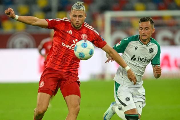 v li fighting for the ball Jona Niemiec Duesseldorf 18 Bartloiej Wdowik Hannover 17 30 08 2024 Soccer Fortuna Duesseldorf vs Hannover 96, Merkur Spiel Arena, Duesseldorf, DFB DFL REGULATIONS PROHIBIT ANY USE OF PHOTOGRAPHS AS IMAGE SEQUENCES AND OR QUASI VIDEO NRW Germany Copyright: xpepphotox xHorstxMauelshagenx pep00321, pep_20240830_hm