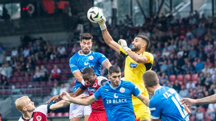 Sport Themen der Woche KW35 Sport Bilder des Tages 30.08.2024, Fußball, GER, Herren, 3. Liga, DFL, 4. Spieltag, Viktoria Köln - FC Hansa Rostock (3:0) Torwart Eduardo Dos Santos Haesler Dudu (Viktoria Köln) faustet den Ball weg. Ahmet Gürleyen (FC Hansa Rostock, 2.v.li.), Albin Berisha (FC Hansa Rostock, 4.v.li.) und Jan Mejdr (FC Hansa Rostock, re.) sind ohne Chance. Köln Sportpark Höhenberg Nordrhein-Westfalen Deutschland *** 30 08 2024, Soccer, GER, Men, 3 Liga, DFL, Matchday 4, Viktoria Köln FC Hansa Rostock 3 0 Goalkeeper Eduardo Dos Santos Haesler Dudu Viktoria Köln fists the ball away Ahmet Gürleyen FC Hansa Rostock, 2 from left, Albin Berisha FC Hansa Rostock, 4 from left and Jan Mejdr FC Hansa Rostock, right are without a chance Cologne Sportpark Höhenberg North Rhine-Westphalia Germany