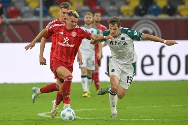 from left in duel Felix Klaus Duesseldorf 11 Max Christiansen Hannover 13 30 08 2024 Soccer Fortuna Duesseldorf vs Hannover 96, Merkur Spiel Arena, Duesseldorf, DFB DFL REGULATIONS PROHIBIT ANY USE OF PHOTOGRAPHS AS IMAGE SEQUENCES AND OR QUASI VIDEO NRW Germany Copyright: xpepphotox xHorstxMauelshagenx pep00321, pep_20240830_hm