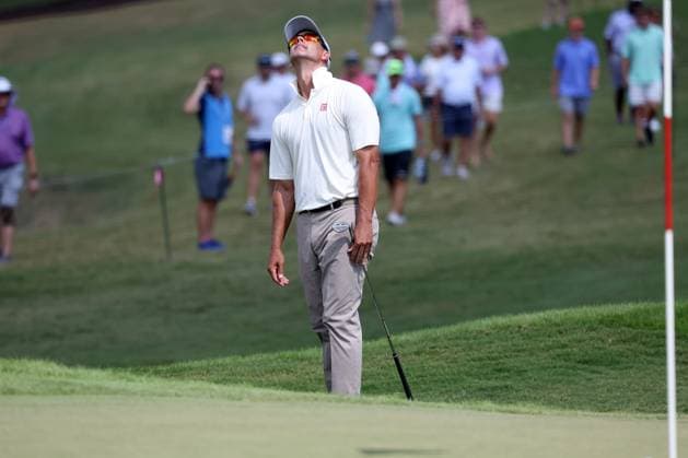 ATLANTA, GA - AUGUST 30: Adam Scott (AUS) barely misses a chip in attempt during the second round of the 2024 FedExCup Playoffs Tour Championship on August 30, 2024 at East Lake Golf Club in Atlanta, Georgia. (Photo by Michael Wade Icon Sportswire) GOLF: AUG 30 PGA, Golf Herren FedExCup Playoffs - TOUR Championship EDITORIAL USE ONLY Icon08302475