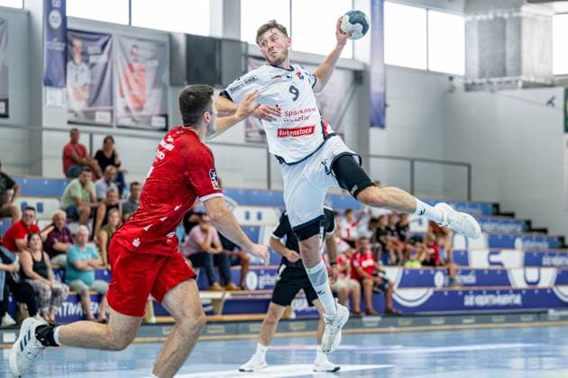 Sport Themen der Woche KW35 Sport Bilder des Tages Testspiel; TV Hüttenberg - Eulen Ludwigshafen, 30.08.24 Niklas Theiss ( 9 TV Hüttenberg), Mihailo Ilic ( 7 Eulen Ludwigshafen) Testspiel; TV Hüttenberg - Eulen Ludwigshafen: Hüttenberg, 30.08.24 *** Test match TV Hüttenberg Eulen Ludwigshafen, 30 08 24 Niklas Theiss 9 TV Hüttenberg , Mihailo Ilic 7 Eulen Ludwigshafen Test match TV Hüttenberg Eulen Ludwigshafen Hüttenberg, 30 08 24 Copyright: xBEAUTIFULxSPORTS Roeczeyx