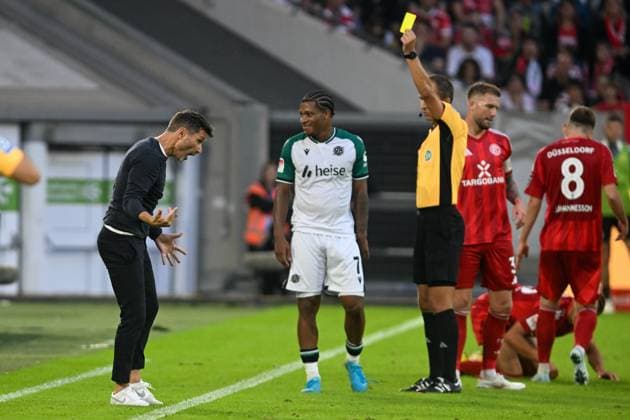 Stefan Leitl Hanover dissatisfied disappointed dejected frustrated about yellow card for Jessic Ngankam Hanover 7 30 08 2024 Soccer Fortuna Duesseldorf vs Hannover 96, Merkur Spiel Arena, Duesseldorf, DFB DFL REGULATIONS PROHIBIT ANY USE OF PHOTOGRAPHS AS IMAGE SEQUENCES AND OR QUASI VIDEO NRW Germany Copyright: xpepphotox xHorstxMauelshagenx pep00321, pep_20240830_hm