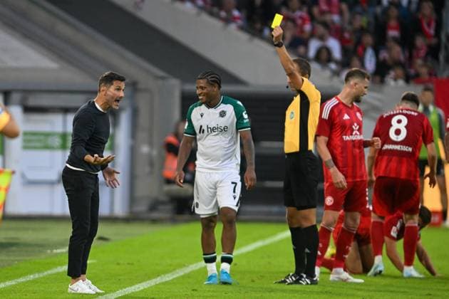 Stefan Leitl Hanover dissatisfied disappointed dejected frustrated about yellow card for Jessic Ngankam Hanover 7 30 08 2024 Soccer Fortuna Duesseldorf vs Hannover 96, Merkur Spiel Arena, Duesseldorf, DFB DFL REGULATIONS PROHIBIT ANY USE OF PHOTOGRAPHS AS IMAGE SEQUENCES AND OR QUASI VIDEO NRW Germany Copyright: xpepphotox xHorstxMauelshagenx pep00321, pep_20240830_hm