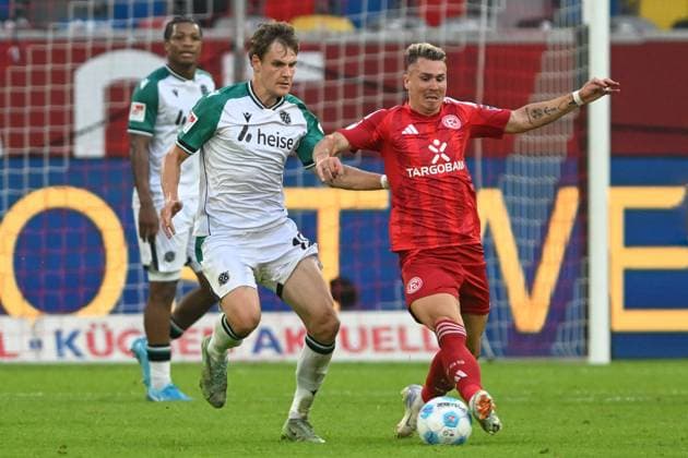 from left in duel Max Christiansen Hannover 13 Felix Klaus Duesseldorf 11 30 08 2024 Soccer Fortuna Duesseldorf vs Hannover 96, Merkur Spiel Arena, Duesseldorf, DFB DFL REGULATIONS PROHIBIT ANY USE OF PHOTOGRAPHS AS IMAGE SEQUENCES AND OR QUASI VIDEO NRW Germany Copyright: xpepphotox xHorstxMauelshagenx pep00321, pep_20240830_hm