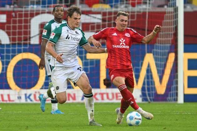from left in duel Max Christiansen Hannover 13 Felix Klaus Duesseldorf 11 30 08 2024 Soccer Fortuna Duesseldorf vs Hannover 96, Merkur Spiel Arena, Duesseldorf, DFB DFL REGULATIONS PROHIBIT ANY USE OF PHOTOGRAPHS AS IMAGE SEQUENCES AND OR QUASI VIDEO NRW Germany Copyright: xpepphotox xHorstxMauelshagenx pep00321, pep_20240830_hm