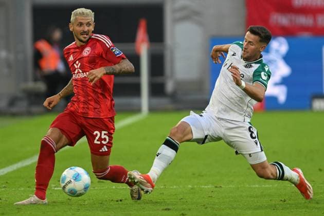 from left in duel Matthias Zimmermann Duesseldorf 25 Enzo Leopold Hannover 8 30 08 2024 Soccer Fortuna Duesseldorf vs Hannover 96, Merkur Spiel Arena, Duesseldorf, DFB DFL REGULATIONS PROHIBIT ANY USE OF PHOTOGRAPHS AS IMAGE SEQUENCES AND OR QUASI VIDEO NRW Germany Copyright: xpepphotox xHorstxMauelshagenx pep00321, pep_20240830_hm