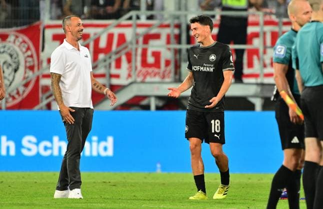 30 08 2024 Soccer Season 2024 2025 2 Soccer Bundesliga 04 Matchday SSV Jahn Regensburg SpVgg Greuther Fürth Kleeblatt Sportfoto Zink MeZi xmexzix DFL regulations prohibit any use of photographs as image sequences and or quasi video only for editorial use Jubel Freude nach Spielende Sergio da Silva Pinto Scouting Scouting SpVgg Greuther Fürth Marco Meyerhöfer Meyerhoefer 18, SpVgg Greuther Fürth