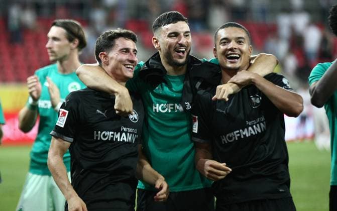 Jubel mit Fans am Ende des Spiel . 2.Bundesliga - Spieltag 4 , Jahn Regensburg - Greuther Fürth . Fußball , in Jahnstadion , Regensburg , Bayern , Deutschland . August 30, 2024 - Photo: Ipa Photo Pressefoto DENL Copyright: xx