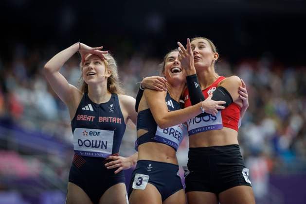 Bilder des Jahres 2024, Sport 08 August Sport Themen der Woche KW35 Paralympics (Para Leichtathletik); Paris, 31.08.24 MOOS Nele (T38 GER Para Leichtathletik), BREEN Olivia (GB) und DOWN Maddie (GB), Paralympics (Para Leichtathletik) am 31.08.24 im Stade de France in Paris (Frankreich). *** Paralympics Para Athletics Paris, 31 08 24 MOOS Nele T38 GER Para Athletics , BREEN Olivia GB and DOWN Maddie GB , Paralympics Para Athletics on 31 08 24 at the Stade de France in Paris France Copyright: xBEAUTIFULxSPORTS B.Hoffmannx