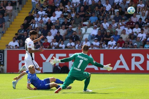 31 08 2024, Football, Men, 2 Bundesliga, Season 2024 2025, SV 07 Elversberg SV Darmstadt 98, Damar Muhammed SV 07 Elversberg , Marcel Schuhen SV Darmstadt 98 , Andreas Mueller SV Darmstadt 98 Elversberg Ursapharm Arena an der Kaiserlinde Saarland Germany EN Copyright: xSebastianxBachx