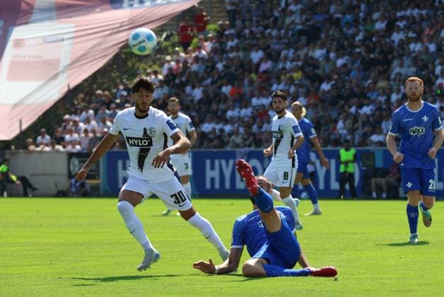 31 08 2024, Football, Men, 2 Bundesliga, Season 2024 2025, SV 07 Elversberg SV Darmstadt 98, Damar Muhammed SV 07 Elversberg , Aleksandar Vukotic SV Darmstadt 98 Elversberg Ursapharm Arena an der Kaiserlinde Saarland Germany EN Copyright: xSebastianxBachx