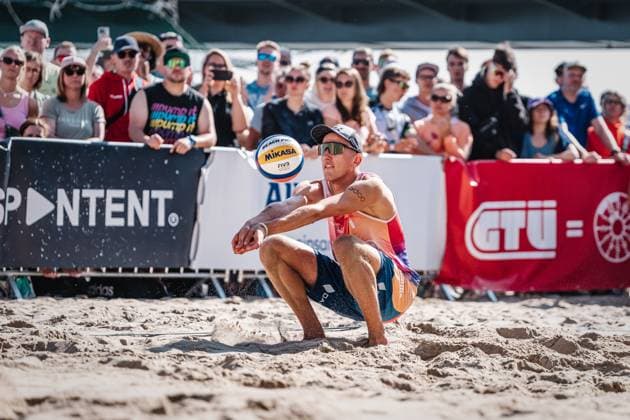 Beach volleyball men Allianz German Beach Tour German Beach Volleyball Championship 2024 31 08 2024 Momme Lorenz takes the ball Timmendorfer Strand Ahmann Hager Arena Schleswig Holstein Germany