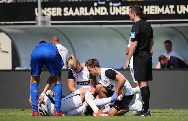 31 08 2024, xmohx, Fußball 2 Bundesliga, SV Elversberg SV Darmstadt 98 emspor, v l Luca Schnellbacher SV Elversberg verletzt, Verletzung, Auswechslung Einwechslung DFL DFB REGULATIONS PROHIBIT ANY USE OF PHOTOGRAPHS as IMAGE SEQUENCES and or QUASI VIDEO Elversberg