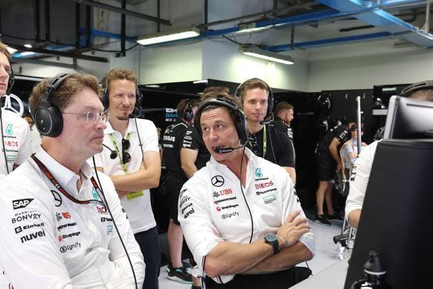 31 08 2024, Autodromo Nazionale di Monza, Monza, FORMULA 1 PIRELLI GRAN PREMIO D ITALIA 2024 ,in the picture Sten Ola Källenius L Chairman of the Board of Management of Mercedes Benz Group AG with Team Principal and Managing Director Toto Wolff Mercedes AMG Petronas F1 Team at the command post in the Mercedes Box Defodi 506 20240831 hbr 2179 Defodi-506