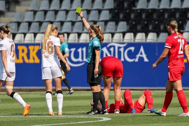 Juliette Vidal (Bayer 04 Leverkusen, 56) bekommt die gelbe Karte von Schiedsrichterin Theresa Hug , Fussball, GooglePixel Frauen-Bundesliga, 1.Spieltag, 2024 2025, SC Freiburg vs. Bayer 04 Leverkusen, 31.08.2024, Dreisamstadion, Freiburg, Deutschland DFB REGULATIONS PROHIBIT ANY USE OF PHOTOGRAPHS AS IMAGE SEQUENCES AND OR QUASI-VIDEO. Freiburg Dreisamstadion Baden-Wuerttemberg Deutschland *** Juliette Vidal Bayer 04 Leverkusen, 56 gets the yellow card from referee Theresa Hug , Soccer, GooglePixel Women Bundesliga, 1 Matchday, 2024 2025, SC Freiburg vs Bayer 04 Leverkusen, 31 08 2024, Dreisamstadion, Freiburg, Germany DFB REGULATIONS PROHIBIT ANY USE OF PHOTOGRAPHS AS IMAGE SEQUENCES AND OR QUASI VIDEO Freiburg Dreisamstadion Baden Wuerttemberg Germany Copyright: xGrantxHubbsx