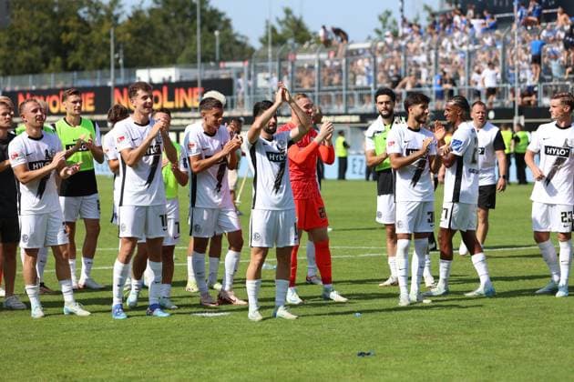 31 08 2024, Football, Men, 2 Bundesliga, Season 2024 2025, SV 07 Elversberg SV Darmstadt 98, The team SV 07 Elversberg celebrates the victory Elversberg Ursapharm Arena an der Kaiserlinde Saarland Germany EN Copyright: xSebastianxBachx