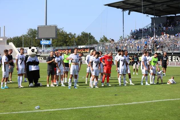 31 08 2024, Football, Men, 2 Bundesliga, Season 2024 2025, SV 07 Elversberg SV Darmstadt 98, The team SV 07 Elversberg celebrates the victory Elversberg Ursapharm Arena an der Kaiserlinde Saarland Germany EN Copyright: xSebastianxBachx