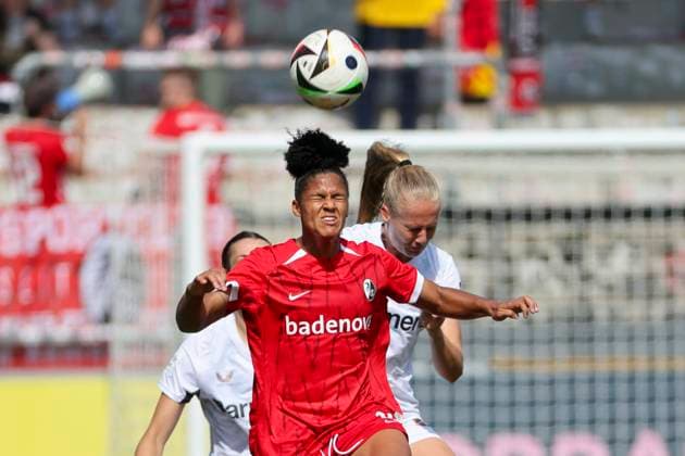 Shekiera Martinez SC Freiburg, 09 and Juliette Vidal Bayer 04 Leverkusen, 56 at header duel , Soccer, GooglePixel Women Bundesliga, 1 Matchday, 2024 2025, SC Freiburg vs Bayer 04 Leverkusen, 31 08 2024, Dreisamstadion, Freiburg, Germany DFB REGULATIONS PROHIBIT ANY USE OF PHOTOGRAPHS AS IMAGE SEQUENCES AND OR QUASI VIDEO Freiburg Dreisamstadion Baden Wuerttemberg Germany Copyright: xGrantxHubbsx