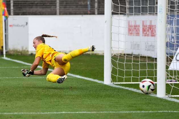 Rafaela Borggräfe, Borggrafe (SC Freiburg, 12) nimmt die falsche Ecke beim Elfmeter , Fussball, GooglePixel Frauen-Bundesliga, 1.Spieltag, 2024 2025, SC Freiburg vs. Bayer 04 Leverkusen, 31.08.2024, Dreisamstadion, Freiburg, Deutschland DFB REGULATIONS PROHIBIT ANY USE OF PHOTOGRAPHS AS IMAGE SEQUENCES AND OR QUASI-VIDEO. Freiburg Dreisamstadion Baden-Wuerttemberg Deutschland *** Rafaela Borggräfe, Borggrafe SC Freiburg, 12 takes the wrong corner at the penalty kick , Soccer, GooglePixel Womens Bundesliga, 1 Matchday, 2024 2025, SC Freiburg vs Bayer 04 Leverkusen, 31 08 2024, Dreisamstadion, Freiburg, Germany DFB REGULATIONS PROHIBIT ANY USE OF PHOTOGRAPHS AS IMAGE SEQUENCES AND OR QUASI VIDEO Freiburg Dreisamstadion Baden Wuerttemberg Germany Copyright: xGrantxHubbsx