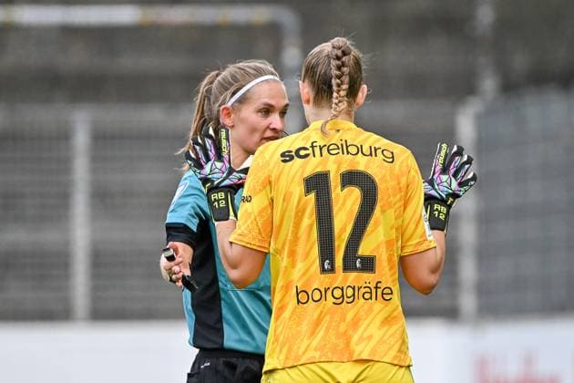 Theresa Hug 4 officials retake a penalty Rafaela Borggraefe SC Freiburg Frauen, 12 does not agree GER, SC Freiburg Bayer 04 Leverkusen, Frauen Fussball, Google Pixel Frauen Bundesliga, 1 Spieltag, Saison 2024 2025, 31 08 2024 DFB REGULATES PROHIBIT ANY USE OF PHOTOGRAPHS AS IMAGE SEQUENCES AND OR QUASI VIDEO GER, SC Freiburg Bayer 04 Leverkusen, Women Football, Google Pixel Women Bundesliga, 1 Matchday, Season 2024 2025, 31 08 2024 Freiburg Copyright: xEibner-Pressefoto ThomasxHessx EP_THS