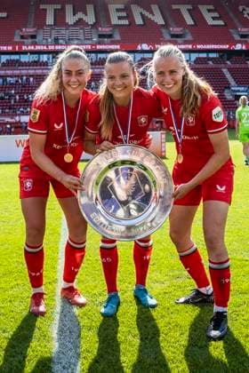 Bilder des Jahres 2024, Sport 08 August Sport Themen der Woche KW35 Sport Bilder des Tages ENSCHEDE - Danique van Ginkel of FC Twente Women, Kayleigh van Dooren of FC Twente Women, Leonie Vliek of FC Twente Women (lr) with the trophy after winning the Women s Super Cup match between FC Twente and AFC Ajax at Stadion De Grolsch Veste on August 31, 2024 in Enschede, Netherlands. ANP VINCENT JANNINK Women s Supercup 2024 25 xVIxANPxSportx xxANPxIVx 507219645 originalFilename: 507219645.jpg