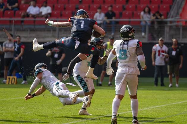 Sport Themen der Woche KW35 Zach Edwards (Paris Musketeers, 01)springt über Gegner für ein paar Yards extra, Paris Musketeers vs Munich Ravens, American Football, ELF, Wildcard Runde Playoffs, Season 2024, 30.08.2024, Valenciennes Stade de Hainaut Frankreich *** Zach Edwards Paris Musketeers, 01 jumps over opponent for a few extra yards, Paris Musketeers vs Munich Ravens, American Football, ELF, Wildcard Round Playoffs, Season 2024, 30 08 2024, Valenciennes Stade de Hainaut France Copyright: xFootxBowl JUSTxSHOTSx