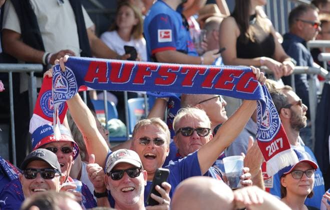 Sport Themen der Woche KW35 Sport Bilder des Tages Kieler Fan mit Fanschal AUFSTIEG Fussball, Herren, Saison 2024 2025, 1.Liga,Holstein Stadion Kiel, Holstein Kiel gegen VfL Wolfsburg, 0-2 DFL REGULATIONS PROHIBIT ANY USE OF PHOTOGRAPHS AS IMAGE SEQUENCES AND OR QUASI-VIDEO. *** Kieler Fan mit Fanschal AUFSTIEG Fußball, Herren, Saison 2024 2025, 1 Liga,Holstein Stadion Kiel, Holstein Kiel vs VfL Wolfsburg, 0 2 DFL REGULATIONS PROHIBIT ANY USE OF PHOTOGRAPHS AS IMAGE SEQUENCES AND OR QUASI VIDEO