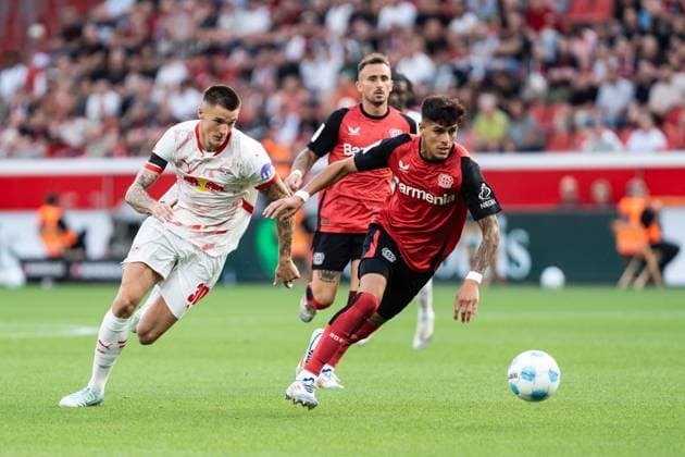 GER, 1 FBL Bayer 04 Leverkusen vs RB Leipzig 31 08 2024, BayArena, Leverkusen, GER, 1 FBL Bayer 04 Leverkusen vs RB Leipzig In the picture Piero HincapiÃ Hincapie Bayer 04 Leverkusen, 3 single action whole body whole body ball on foot Benjamin Å eÅ¡ko Sesko RB Leipzig, 30 nordphotoxGmbHxx xChristianxSchulze nph000300