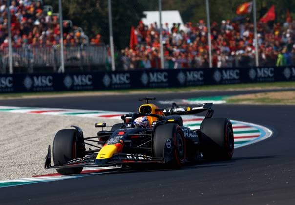 01 VERSTAPPEN Max (nld), Red Bull Racing RB20, action during the Formula 1 Pirelli Gran Premio d’Italia 2024, Italian Grand Prix 2024, 16th round of the 2024 Formula One World Championship, WM, Weltmeisterschaft from August 30 to September 1, 2024 on the Autodromo Nazionale Monza, in Monza, Italy - F1 - ITALIAN GRAND PRIX 2024 DPPI Panoramic  F12024GP16ITA_JK522382