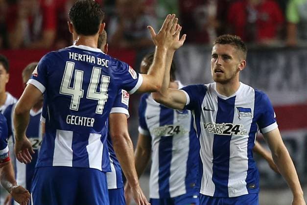 1 0 Hertha by Jonjoe Kenny 16, Hertba BSC Berlin vs Julian Krahl 1, Goalkeeper, FC Kaiserslautern 31 08 2024, Soccer, 2 Bundesliga, FC Kaiserslautern Hertha BSC Berlin, Matchday 4, Season 2024 25, Fritz Walter Stadion, Kaiserslautern, Germany, zmdz, DFB DFL regulations prohibit any use of photographs as image sequences and or quasi video FC Kaiserslautern Hertha BSC Berlin