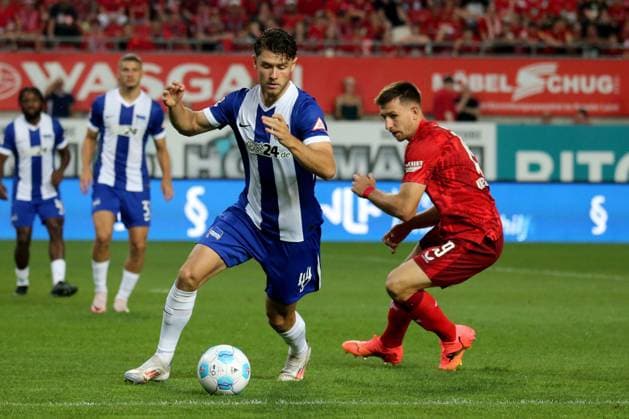 31 08 2024, xmohx, Fußball 2 Bundesliga, 1 FC Kaiserslautern Hertha BSC Berlin emspor, v l Linus Gechter Hertha BSC Berlin Daniel Hanslik 1 FC Kaiserslautern Zweikampf, Aktion, action, battle for the ball DFL DFB REGULATIONS PROHIBIT ANY USE OF PHOTOGRAPHS as IMAGE SEQUENCES and or QUASI VIDEO Kaiserlautern