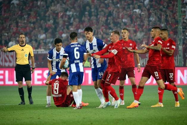 31 08 2024, xmohx, Fußball 2 Bundesliga, 1 FC Kaiserslautern Hertha BSC Berlin emspor, v l Linus Gechter Hertha BSC Berlin Daniel Hanslik 1 FC Kaiserslautern DFL DFB REGULATIONS PROHIBIT ANY USE OF PHOTOGRAPHS as IMAGE SEQUENCES and or QUASI VIDEO Kaiserlautern