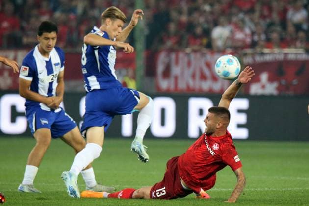 31 08 2024, xmohx, Fußball 2 Bundesliga, 1 FC Kaiserslautern Hertha BSC Berlin emspor, v l Kevin Sessa Hertha BSC Berlin Erik Wekesser 1 FC Kaiserslautern Zweikampf, Aktion, action, battle for the ball DFL DFB REGULATIONS PROHIBIT ANY USE OF PHOTOGRAPHS as IMAGE SEQUENCES and or QUASI VIDEO Kaiserlautern