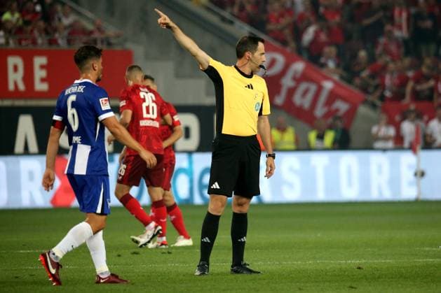 31 08 2024, xmohx, Soccer 2 Bundesliga, 1 FC Kaiserslautern Hertha BSC Berlin emspor, v l Referee Benjamin Brand DFL DFB REGULATIONS PROHIBIT ANY USE OF PHOTOGRAPHS as IMAGE SEQUENCES and or QUASI VIDEO Kaiserlautern