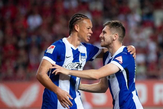 Scherhant Derry Hertha BSC Berlin, 39 , Kenny Jonjoe Hertha BSC Berlin, 16 celebrate the goal for 2 2, GER, FC Kaiserslautern FCK vs Hertha BSC Berlin BSC , Soccer 2 Bundesliga, Matchday 4, Season 2024 2025, 31 08 2024 DFB DFL regulations prohibit any use of photographs as image sequences and or quasi video GER, FC Kaiserslautern FCK vs Hertha BSC Berlin BSC , Fussball 2 Bundesliga, 4 Spieltag, Saison 2024 2025, 31 08 2024 Kaiserslautern Copyright: xEibner-Pressefoto Memmlerx EP_MMR