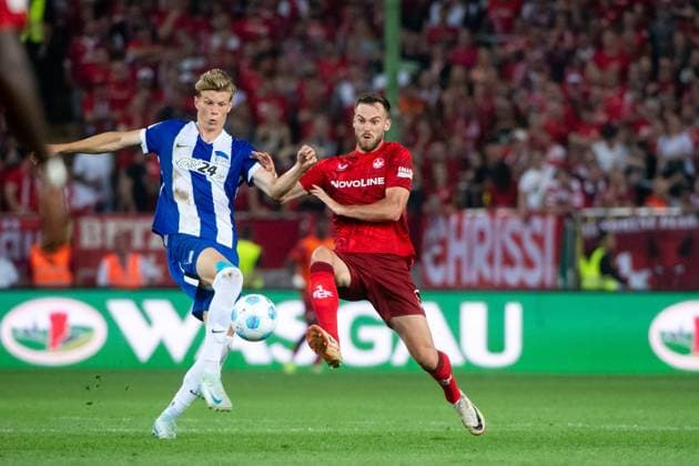 Boris Tomiak FC Kaiserslautern, 02 in duel with Schuler Luca Hertha BSC Berlin, 18 , GER, FC Kaiserslautern FCK vs Hertha BSC Berlin BSC , Soccer 2 Bundesliga, 4 Matchday, Season 2024 2025, 31 08 2024 DFB DFL regulations prohibit any use of photographs as image sequences and or quasi video GER, FC Kaiserslautern FCK vs Hertha BSC Berlin BSC , Soccer 2 Bundesliga, 4 Matchday, Season 2024 2025, 31 08 2024 Kaiserslautern Copyright: xEibner-Pressefoto Memmlerx EP_MMR